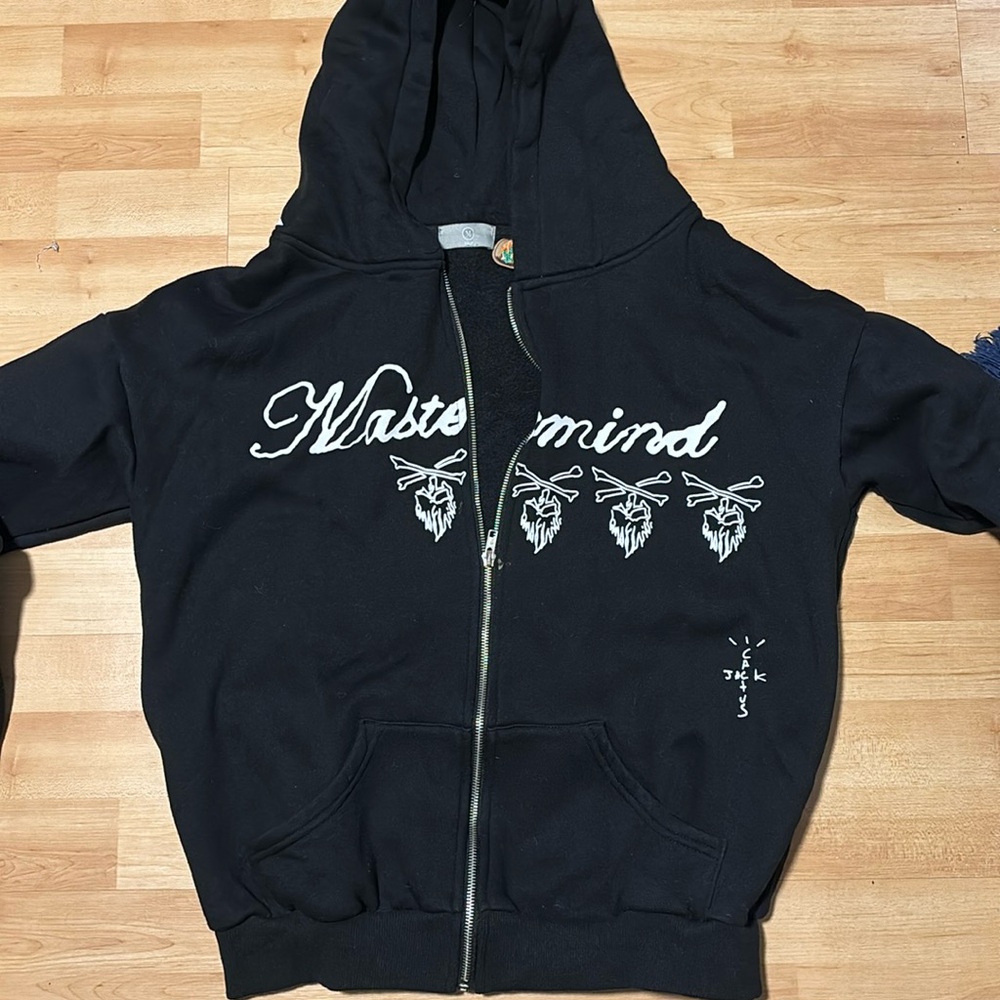 Worn 2-3 times, outgrew it and never wore it again. Genuinely cool Travis merch